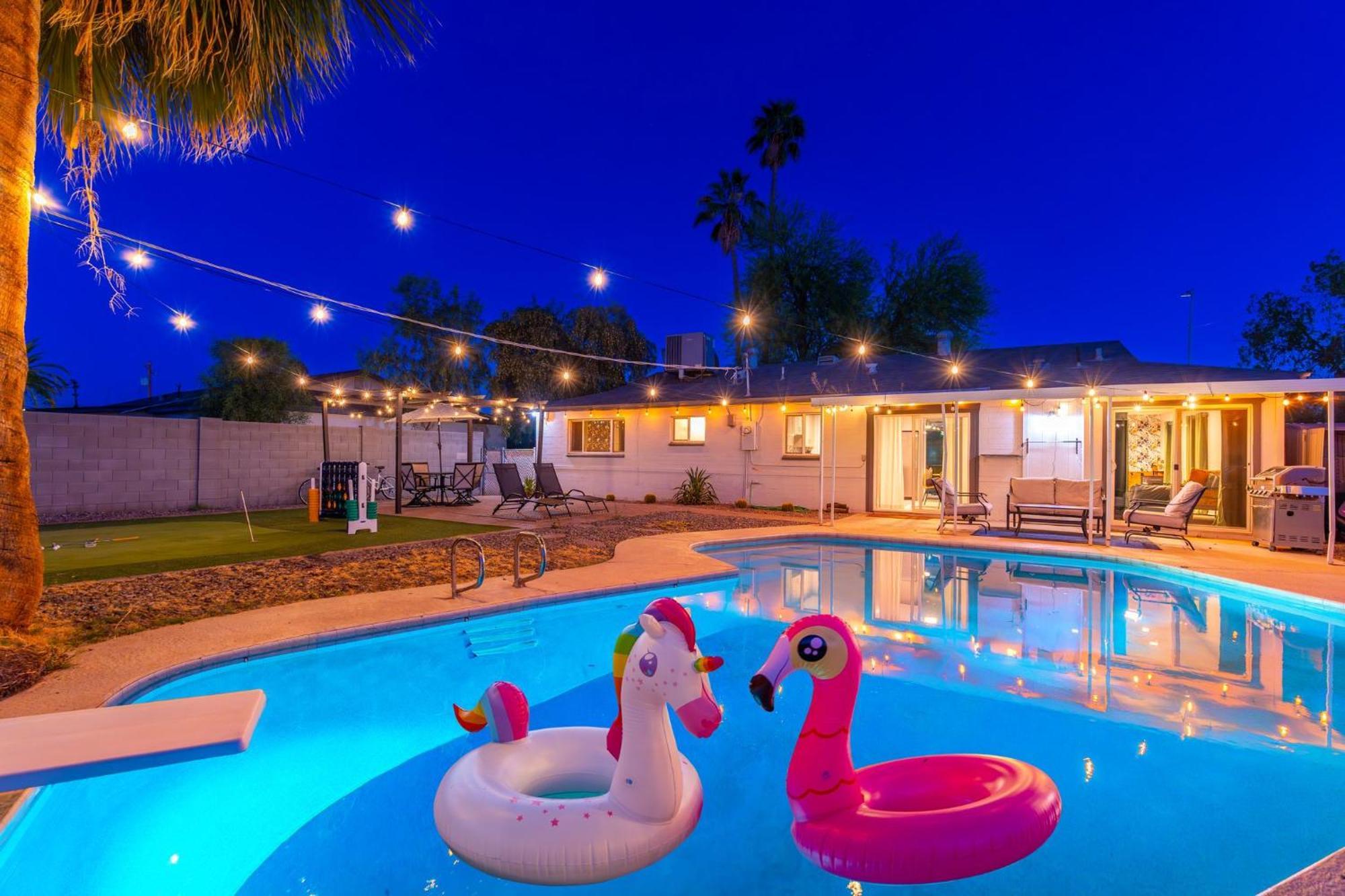 Sunshine Oasis! Heated Pool, Mini Golf, Sleeps 12 Holiday home Scottsdale